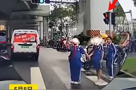 太危险了！小学生举手示意后带着同伴闯红灯。礼貌是这么用的吗？图片