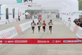 马拉松再出闹剧！非洲3人组故意放水 “护送”中国名将夺冠图片