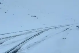 仍在降雪 独库公路北段临时交通管制图片