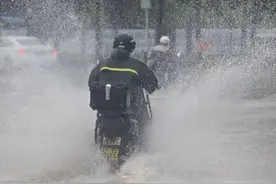 真是疯了！狂风暴雨！武汉刚刚下的这场雨也太离谱了！图片