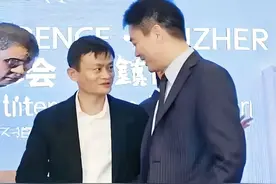 美团偷家，京东亮剑，淘宝宣布加入大战，拼多多笑而不语。图片
