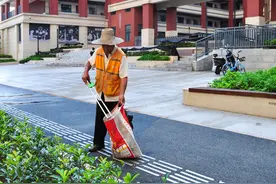 把励志标语刷在上学路上 东湖高新区焕新校园周边人行道图片