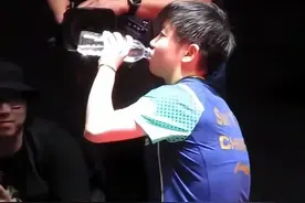 邱导眼光中有泪，觉得莎莎太不容易了图片