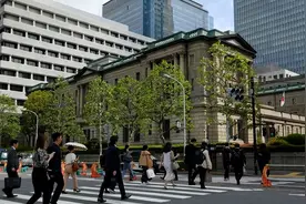 中美日GDP对比，日本从美国的38%降到的15%,中国呢？图片
