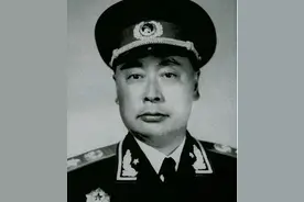 陈毅被妻子锁门外，冲动下提离婚，周总理找到张茜：给你提个建议图片
