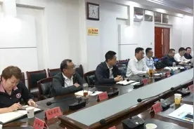 李明政与上海市河北商会考察团进行对接洽谈图片