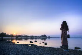 当一个男人不再爱你，最好的对策：两个字图片