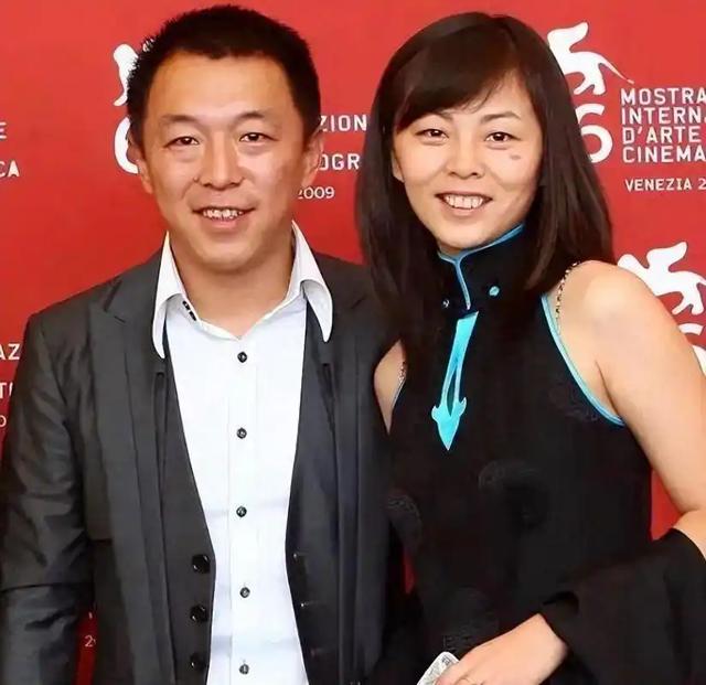 黄渤半月两次骑车摔伤住院,52 岁影帝背后,是相伴 32 年的妻子小欧