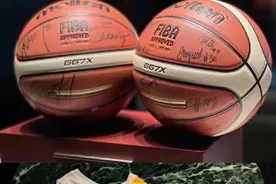 中国男篮送上全队签名球衣 感谢西安酒店方专业接待图片