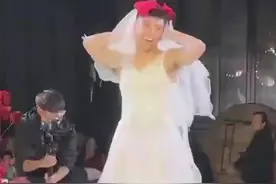 哪里都有“显眼包”！老板结婚男同事穿婚纱上台献舞，娇羞模样笑翻全场图片