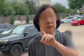 两副嘴脸！小伙美国遇华裔大妈，专逮自己人欺负，美警一来老实了图片
