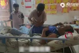 爸爸，我养你！12岁男孩带着瘫痪父亲打零工，撑起家里顶梁柱！图片