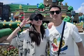 秀恩爱！赵继伟与妻子现身日本游乐场，王君瑞穿热裤大秀好身材图片