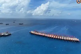 菲律宾在牛轭礁挑衅，中国大批渔船肩并肩，无视菲海警喊话图片