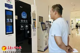 乌鲁木齐交警推动机动车驾驶人自助体检 全市已投放12台自助体检机图片