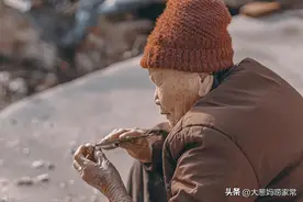 婚后半月老公去世，我把80w赔偿款都给了婆婆，20年后她又给了我图片