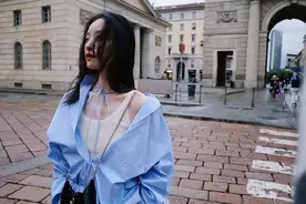 倪妮穿浅蓝衬衣漫步米兰街头 墨镜一戴瞬间slay图片