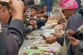 不看不知道一看吓一跳，大凉山彝族结婚，酒席竟然是这样吃的图片