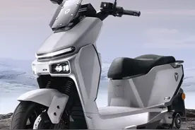 新车｜售6399-11999元/配座椅加热 雅迪星舰S80上市 极速85公里/时图片