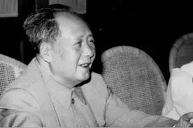1955年大授衔时，一位哑巴老兵向毛主席敬礼，毛主席：授少尉军衔图片