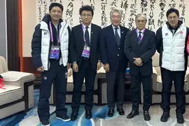 78岁霍震霆在哈尔滨闲逛！不带保镖俩儿子陪同，热心送小朋友礼物图片