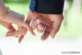 一个女人让你摸她手的6个心理活动，男人一定要明白图片