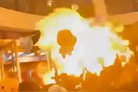 跨年夜惊魂！人群中TA突然爆燃……图片