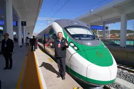 香格里拉，通火车了图片