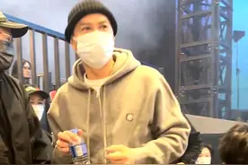 张学友演唱会妻女罕现身，58岁罗美薇戒备心强，利落短发显精神图片