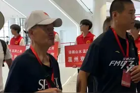 潘展乐的爸爸牵着外公的手现身高铁开通现场，潘展乐回家更快了图片
