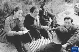 老照片里的春游：原来爸妈也曾是追风少年！图片