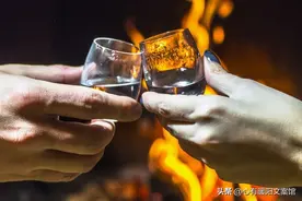 喝酒的精辟文案，喝酒释放心情的句子，今天你喝醉了吗？图片
