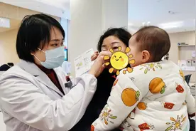7个月大婴儿右眼泪道堵塞，眼科医生巧施手术成功“止泪”图片