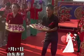 山东寿光结婚习俗，喜公公喜婆婆端着饺子扭一扭。图片