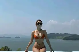 韩国最美车模海边比基尼亮相 ，甜美容貌 魔鬼般性感丰满身材 太顶了图片