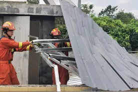 海南儋州：台风致楼顶铁皮棚摇摇欲坠 儋州消防紧急破拆图片