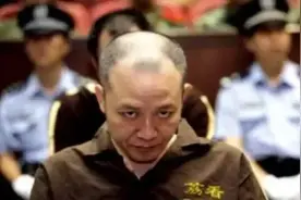 此人曾是广东黑老大，东北乔四都得给他面子，被抓时才知道怕了图片
