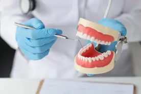 去镶假牙，却听说要把好的牙齿磨掉？能不磨吗？图片