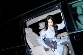 曾黎这鞋没几个人帮忙都脱不下来，也穿不上，但是还怪好看？图片
