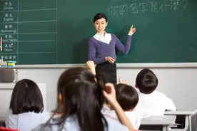 55岁女教师身材丰满，退休后嫁给自己的学生。图片