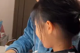 妈妈将辅导作业任务交给哥哥，哥哥也在崩溃的边缘，网友：这事放谁身上都得疯图片