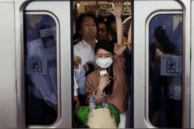 拥挤的电车里，多少女性每天遭受性骚扰？日本“痴汉”恶行大起底图片