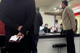 这回闹大了！社保窗口分多次索要证件，结果惹怒暴躁大姐拍桌质问图片