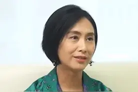 53岁朱茵老态明显，住深山残屋，开2万块破车，却称嫁给他很幸福图片