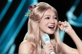 张韶涵演唱会造型太美太惊艳，网友：她造型师都没有瓶颈期的吗？图片