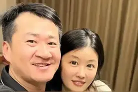 结婚不到1年就暴露现实，41岁李嘉明一脸皱纹，22岁妻子青春明媚图片