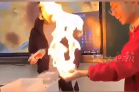 中学老师教学生手搓火球，这把火燃起了孩子对知识的渴望！图片