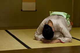 湖南美女嫁日本二婚男，被要求不能有体毛、下跪服侍，如今后悔吗图片