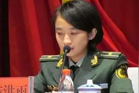 31岁女老师被特招入伍，直接被授予少校警衔，有何过人之处？图片