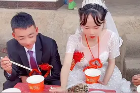 云南一对新人结婚，新郎新娘稚嫩得像初中生，网友：云南人个子小图片